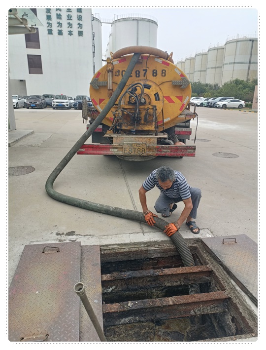 鹰手营子矿隔油池清掏