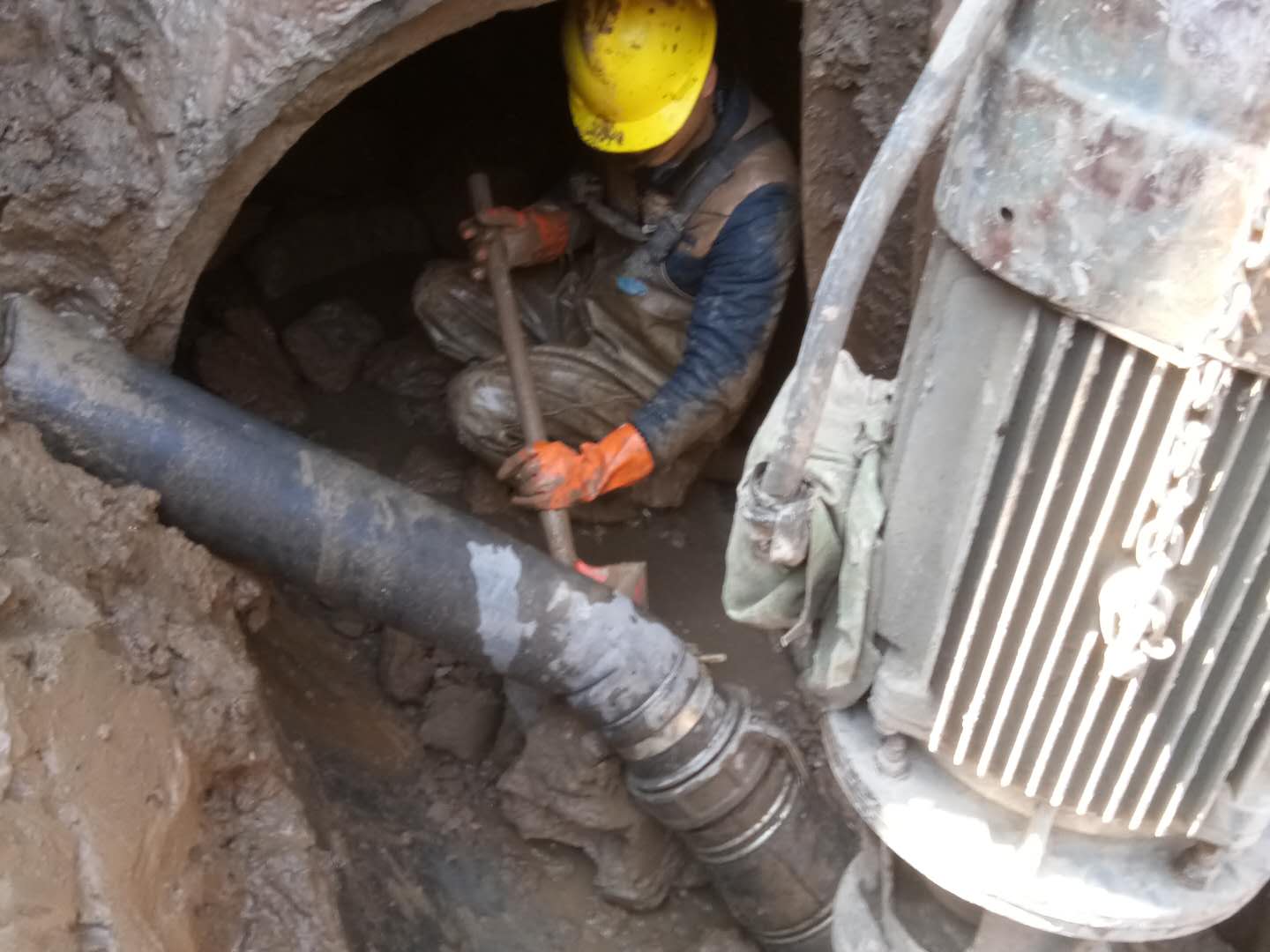 鹰手营子矿管道清淤