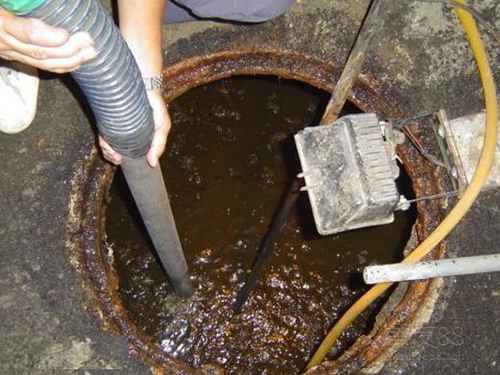 鹰手营子矿隔油池清理