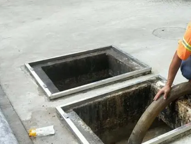 鹰手营子矿化粪池清理