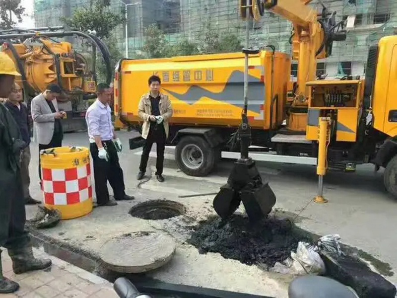 鹰手营子矿街道：网格员化身“清道夫”，为民解忧疏通“堵心”化粪池