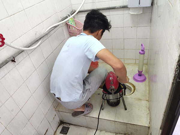 鹰手营子矿肥皂掉到马桶里把马桶堵住了怎么办？马桶堵住了怎么办